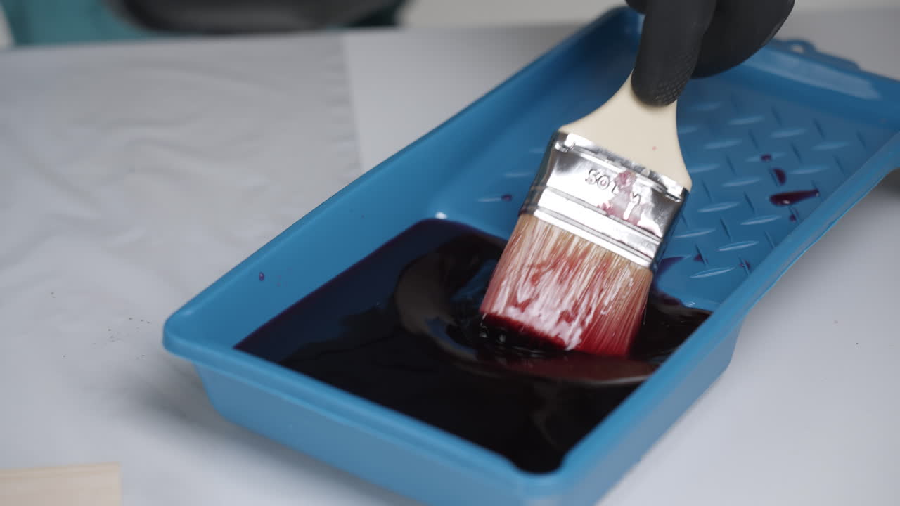 una superficie de pintura con un pincel y una bandeja