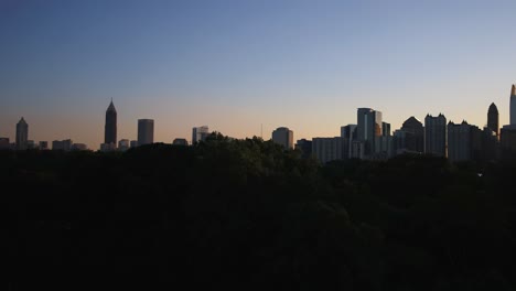 Dröhnen-Aus-Dem-Piedmont-Park-In-Der-Innenstadt-Von-Atlanta,-Während-Die-Sonne-Untergeht