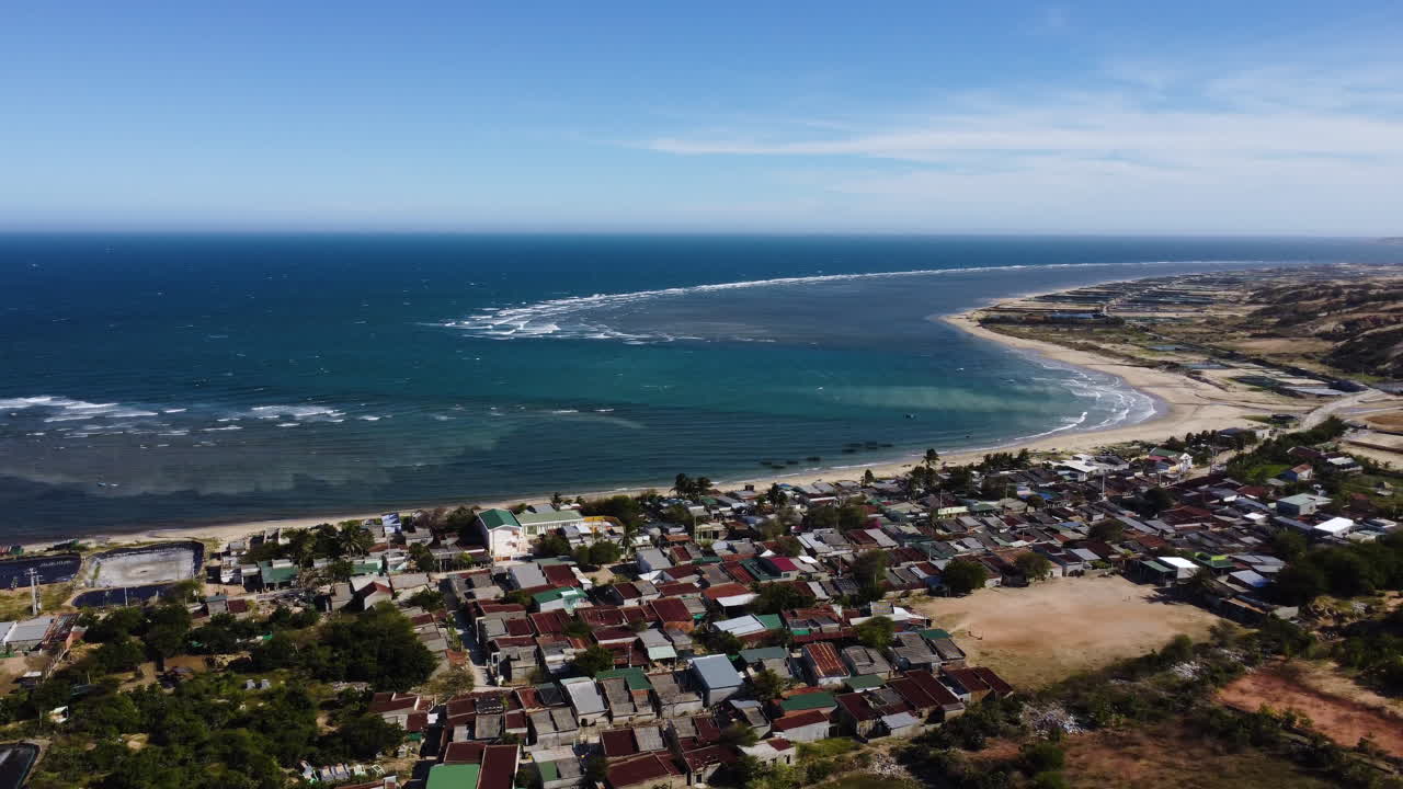 ciudad costera de vietnam con exóticas playas de arena y paisajes, toma aérea de drones
