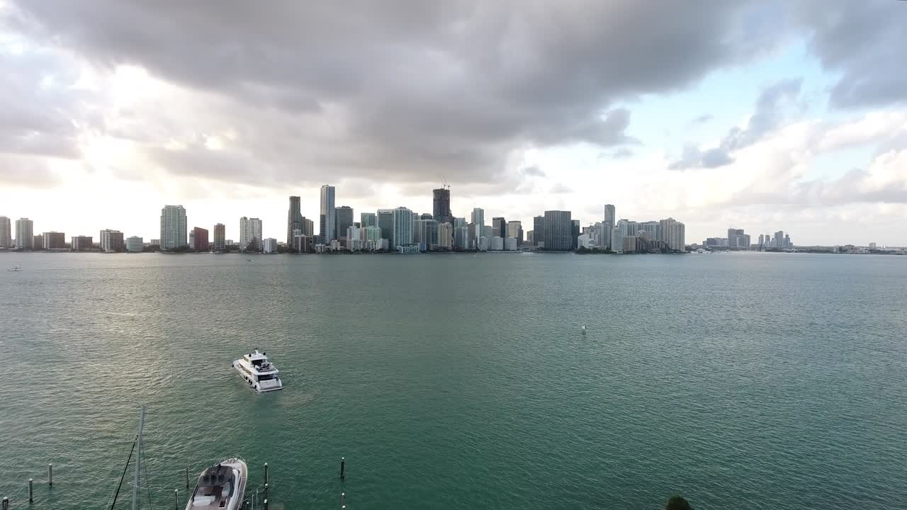 해가 지는 동안의 마리나