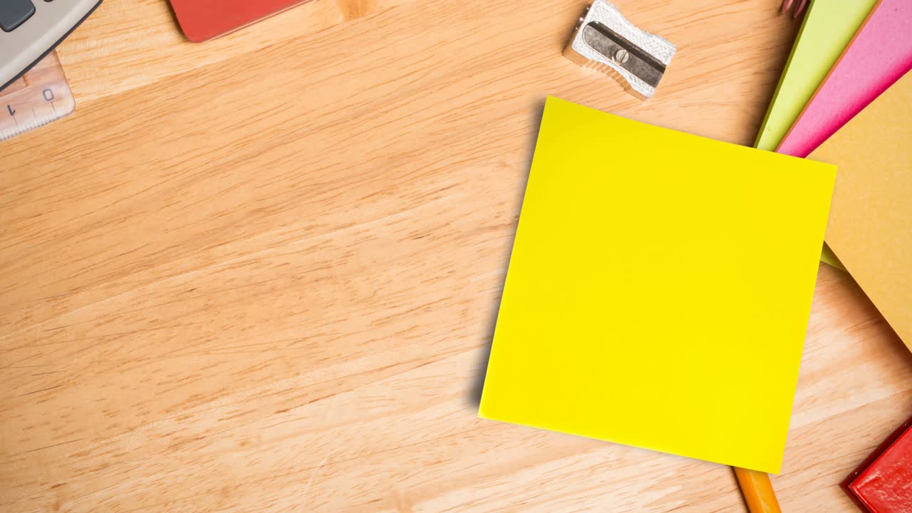 animación de una nota de memoria con espacio de copia en el escritorio