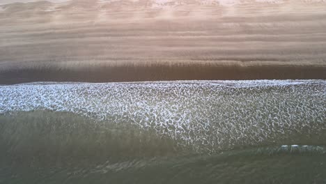 Wellen-Bei-Ebbe-Rollen-In-Den-Schwarzen-Sandstrand