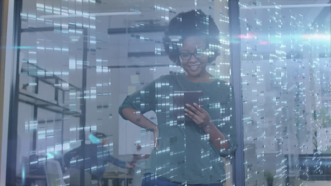 animación de columnas móviles sobre una mujer de negocios afroamericana