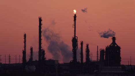 Tuberías-De-La-Zona-Industrial-De-Petróleo-Y-Gas-De-Una-Planta-De-Refinería-De-Petróleo,-Gran-Refinería-De-Petróleo