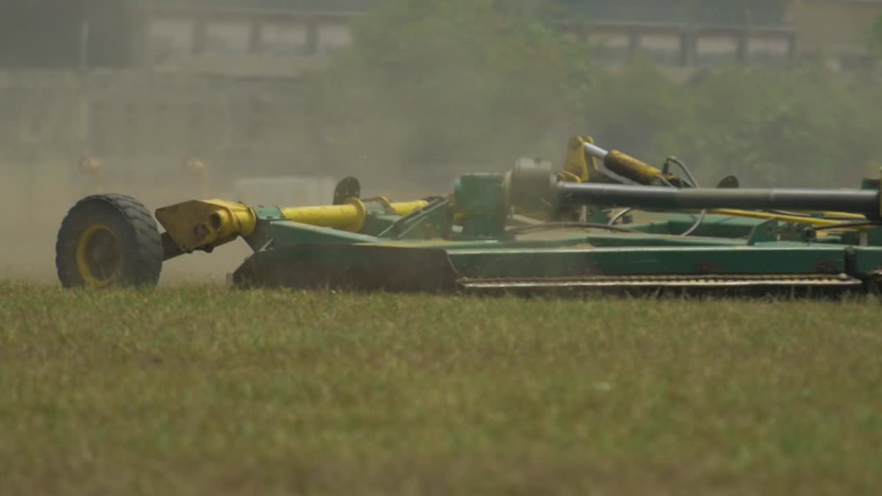 cortadora de césped industrial cortando el césped