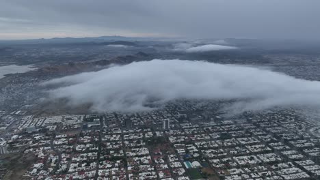 disparo aéreo de un avión no tripulado volando sobre la ciudad en un día nublado