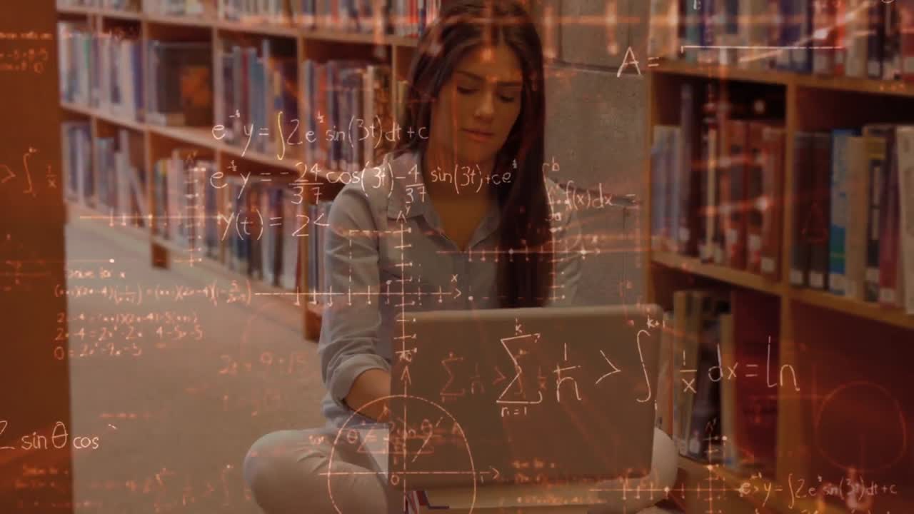 mujer grabando en su portátil en la biblioteca rodeada de símbolos matemáticos