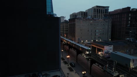 Tren-Elevado-Que-Pasa-Por-El-Centro-De-La-Ciudad-En-El-Dron-De-La-Noche