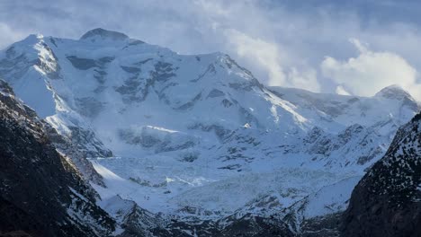 Profilansicht-Des-Aussichtspunkts-Rakaposhi-Tagsüber-In-Hunza-Nagar,-Pakistan