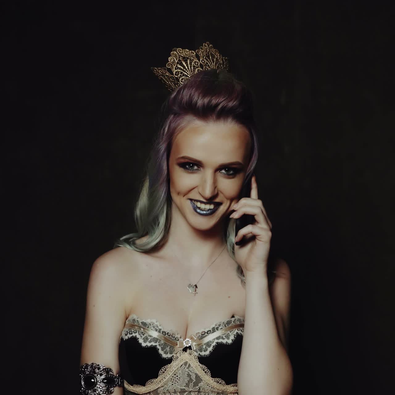 mujer hablando por telefono