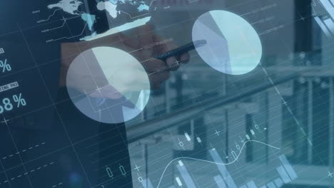 animación del procesamiento de datos financieros sobre empresario caucásico usando teléfono inteligente en la oficina.
