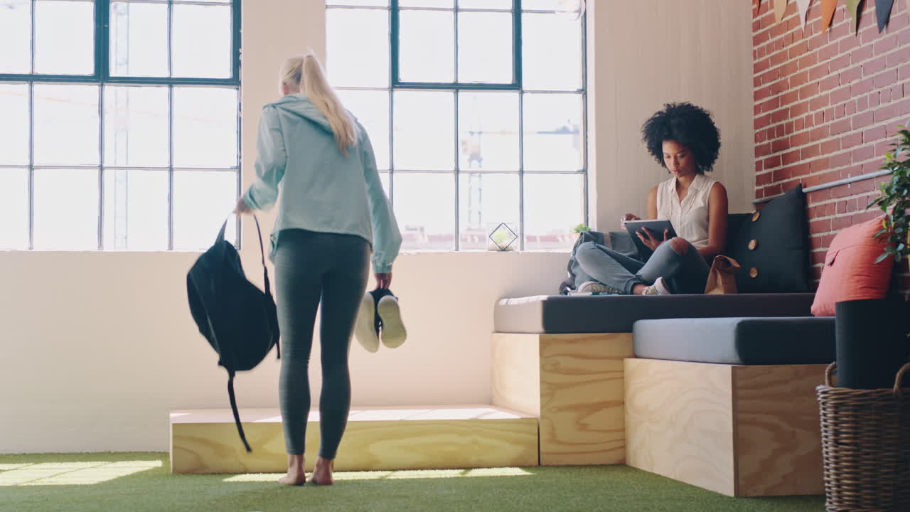 학습을 위해 라운지  ⁇ 에 있는 학생들의 체력