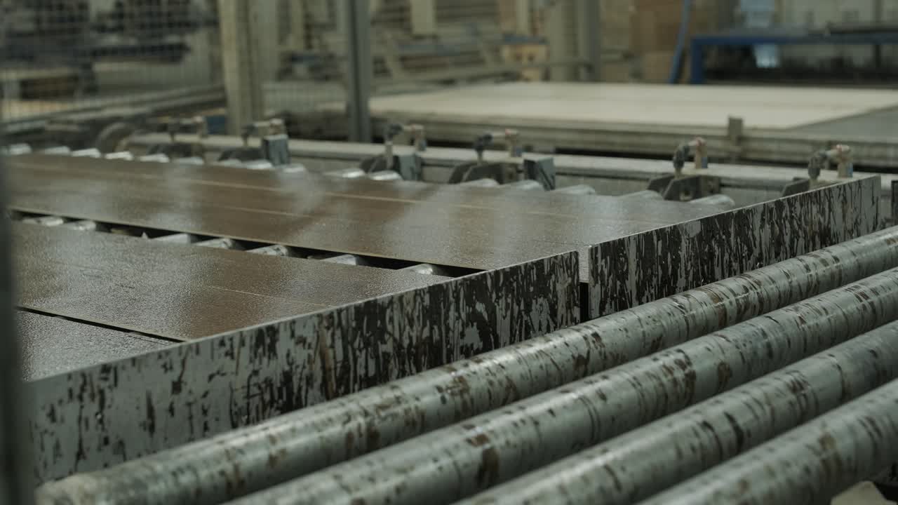 Pannelli per pavimenti in legno in movimento su linea di produzione automatizzata