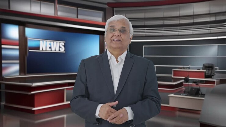feliz periodista senior indio leyendo noticias