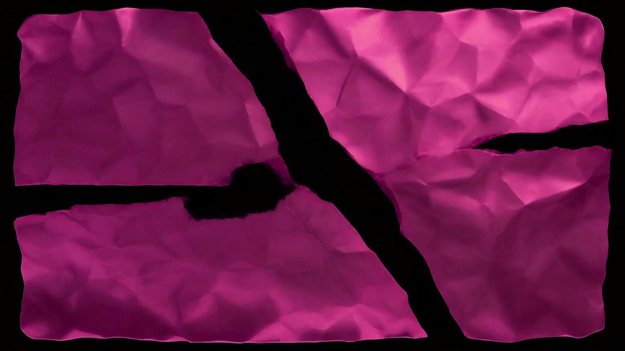 Foglio di carta stropicciato rosa che si strappa su sfondo nero