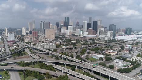 Este-Video-Es-Sobre-Una-Vista-Aérea-Del-Horizonte-Del-Centro-De-Houston-En-Un-Día-Soleado-Pero-Nublado