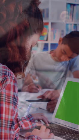 animación de ecuaciones matemáticas sobre diversos escolares en el aula