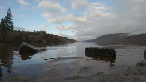 Ein-Zeitraffer-Der-Ufer-Von-Loch-Ness-In-Schottland