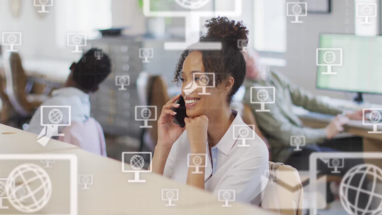 animación de iconos del globo y procesamiento de datos sobre mujer de negocios biracial en la oficina.