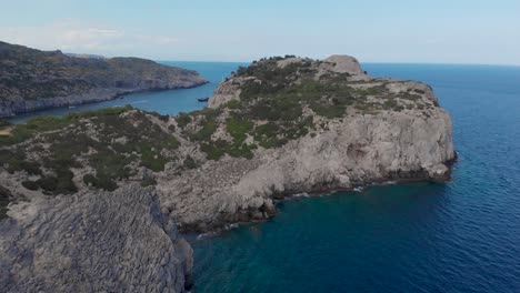 Antena-De-Costa-Rocosa-Con-Impresionantes-Acantilados-En-El-Mar-Mediterráneo