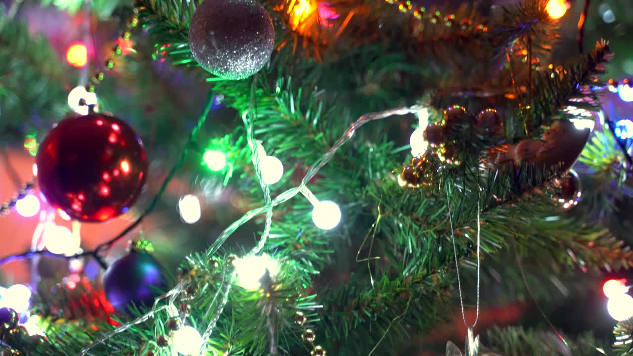 primer plano inclinado hacia abajo sobre un colorido árbol de navidad con adornos y luces