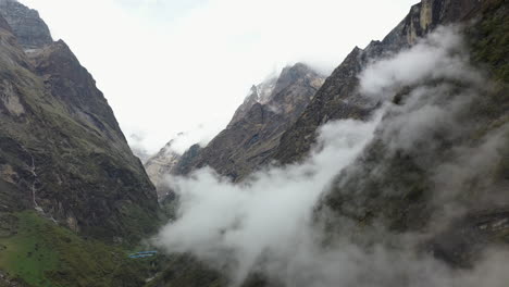 toma aérea de un dron de un acantilado neblinoso en las montañas de annapurna, nepal