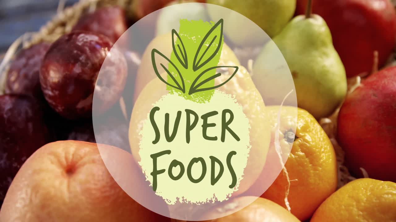 Banner de texto 'Superalimentos' sobre close-up de cesta de frutas