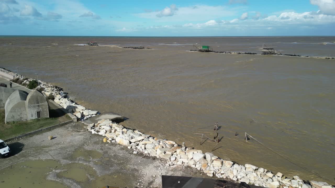 이탈리아 의 피사 마리나 의 진 ⁇  한 바다 와 해변 위 에 있는 영화적 인 드론 클립