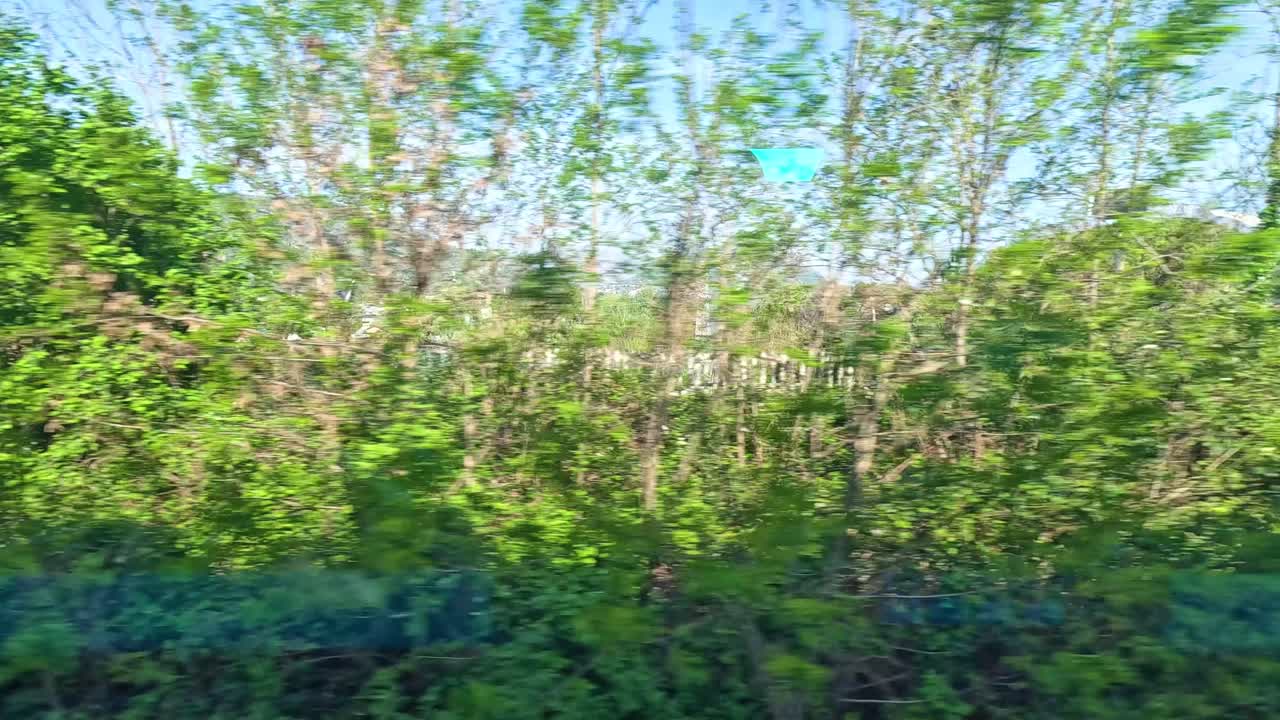 밀라노 의 기차 에서 볼 수 있는 풍경