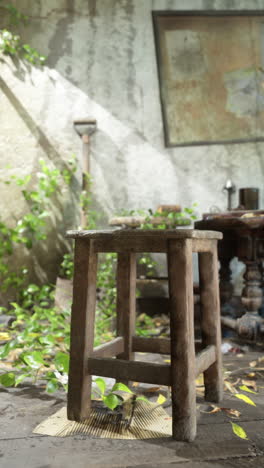 viejo taburete de madera en una casa abandonada