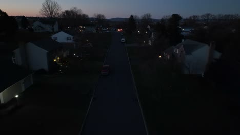 Noche-En-Un-Barrio-Americano-Con-árboles-Desnudos,-Casas-De-Clase-Media-Y-Cielo-Al-Atardecer-Durante-El-Anochecer.