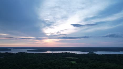 Lapso-De-Tiempo-Aéreo-De-Nubes-Melancólicas-Acelerando-Sobre-El-Lago-Monroe-En-Indiana