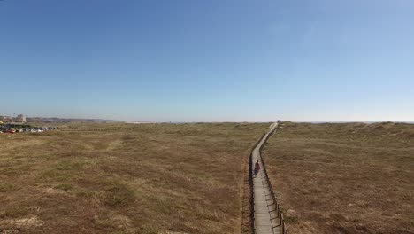 Leute-Auf-Dem-Gehweg-In-Richtung-Zum-Strand-Luftaufnahme