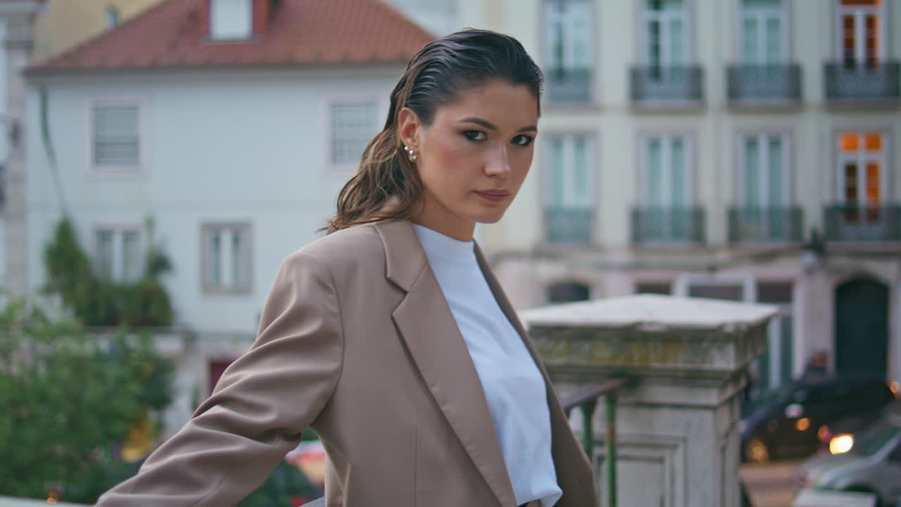 прекрасная женщина позирует городской пейзаж вблизи камеры. девушка отдыхает в городе