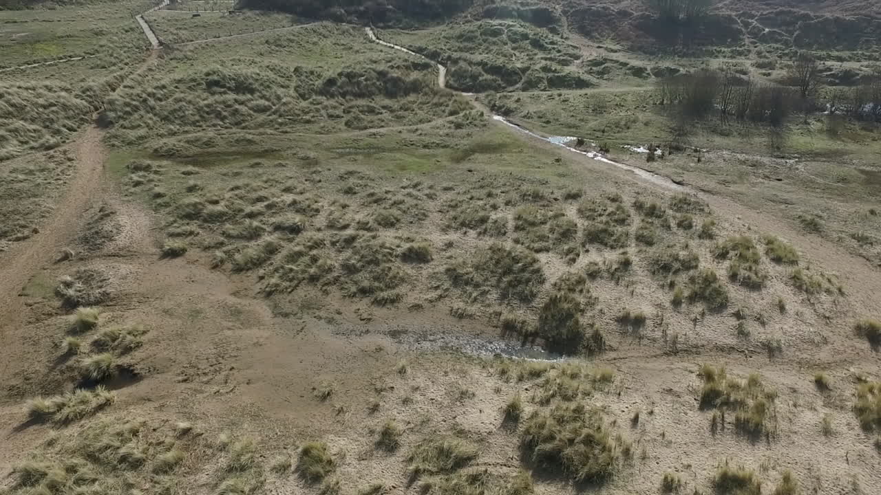 vista aérea de algunas dunas de arena en la costa del mar en el distrito inglés de los lagos
