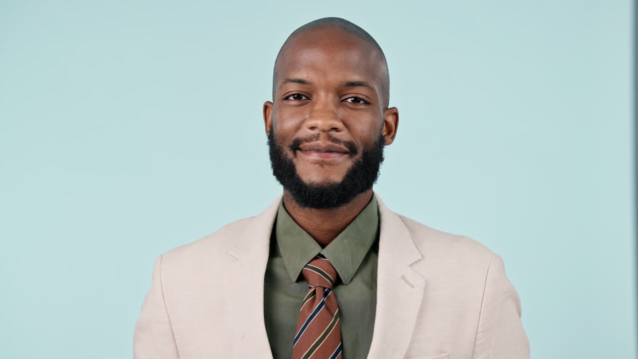 sonrisa, ok y la cara de un hombre negro en un estudio