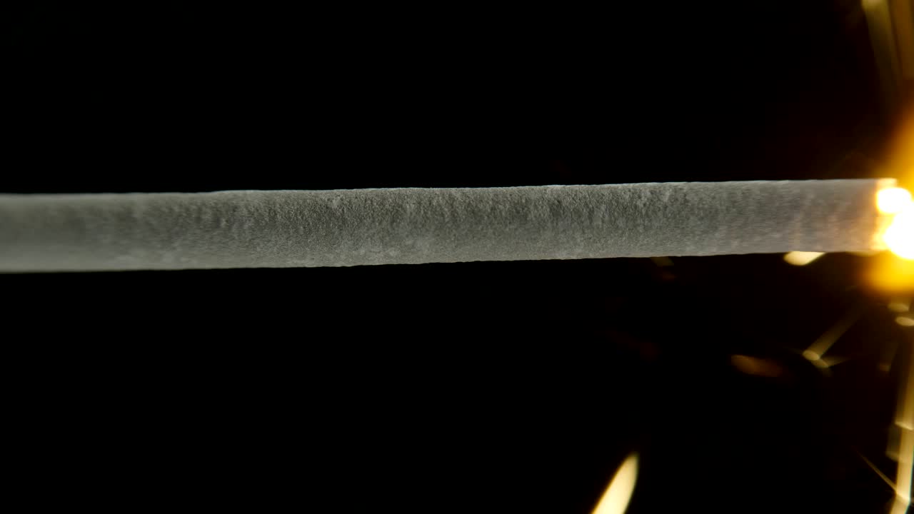 fuego de bengala en el fondo negro oscuro, chispa de navidad