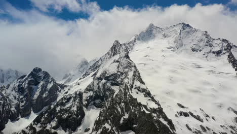 Flug-Durch-Bergwolken-über-Wunderschöne-Schneebedeckte-Gipfel-Von-Bergen-Und-Gletschern.