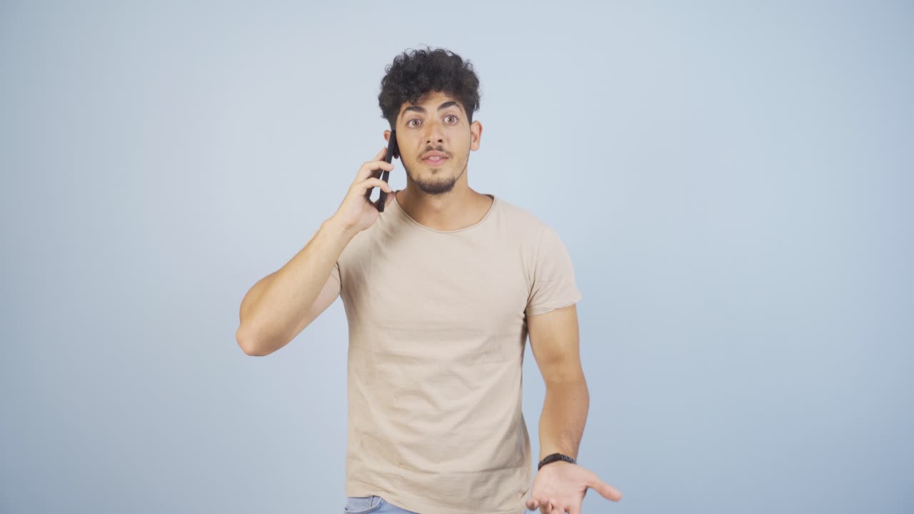 전화로 복음을 듣는 남자.