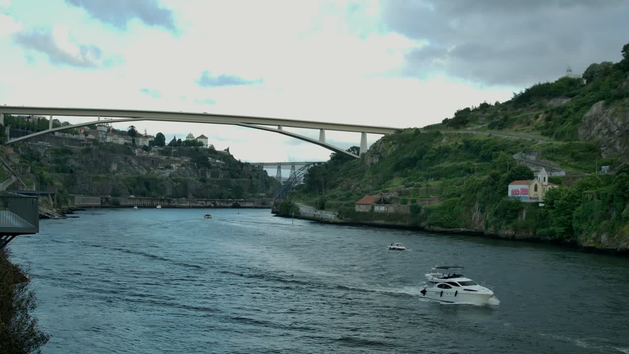 포르투갈 포르투의 다리 의 강에서 보트