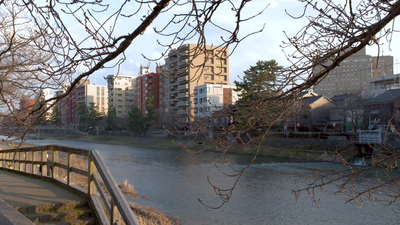 Ampia inquadratura del fiume Asano a Kanazawa con lanterne rosse tradizionali ed edifici cittadini.