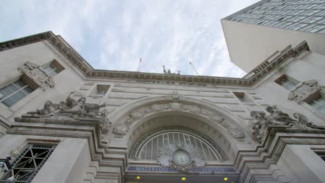 Zeitraffer-Von-Wolken,-Die-Sich-über-Die-Waterloo-Station-Bewegen