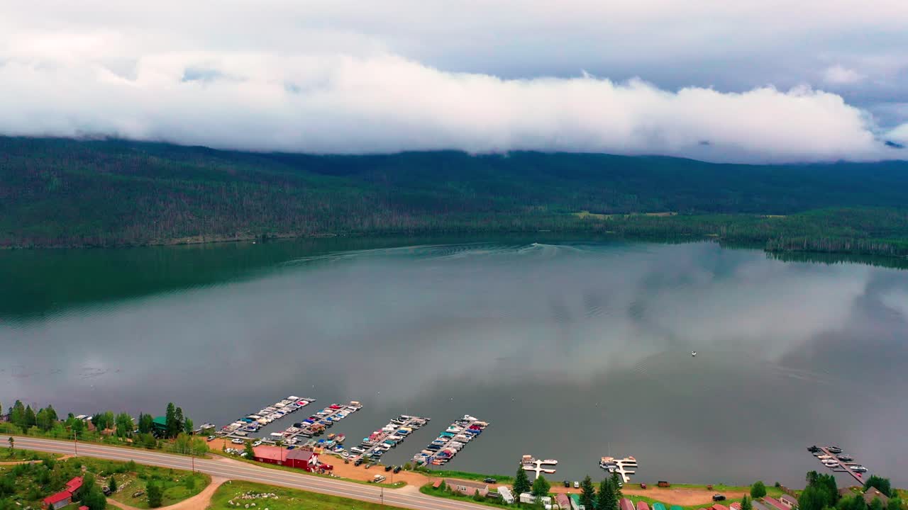 las nubes rodan sobre el gran lago y el embalse de shadow mountain en colorado.