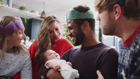 Una-Pareja-De-Hombres-Homosexuales-Con-Una-Hija-Adoptada-Celebrando-La-Primera-Navidad-Con-Amigos