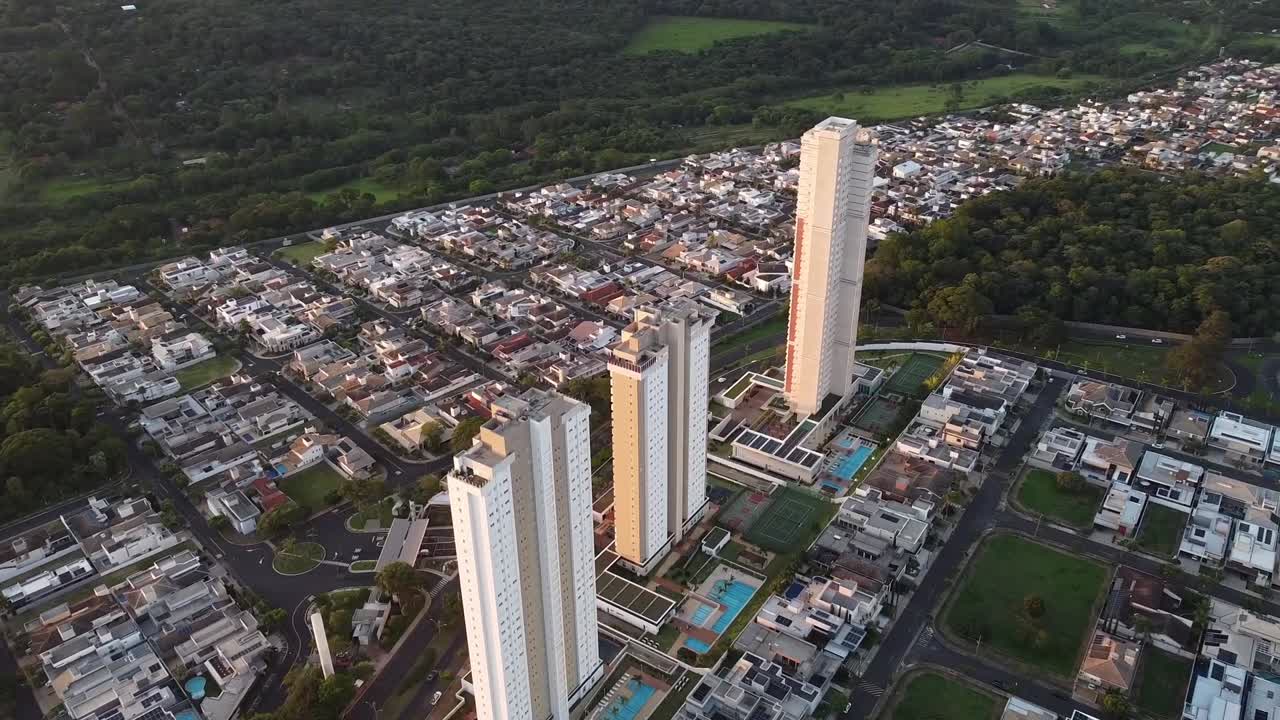 Droneoptagelse af moderne beboelsesskyskrabere i et kvarter i Bauru, delstaten São Paulo, Brasilien.