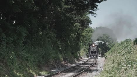 Locomotora-De-Vapor-Vintage-Acercándose-De-Frente-Con-Una-Cabeza-Llena-De-Vapor