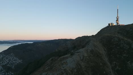 Crepúsculo-Sobre-El-Monte-Ulriken-Con-Teleférico-Y-Torre-De-Transmisión,-Bergen