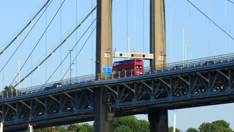 Autobús-Rojo-De-Dos-Pisos-Cruzando-El-Puente-Tamar-Entre-Devon-Y-Cornwall