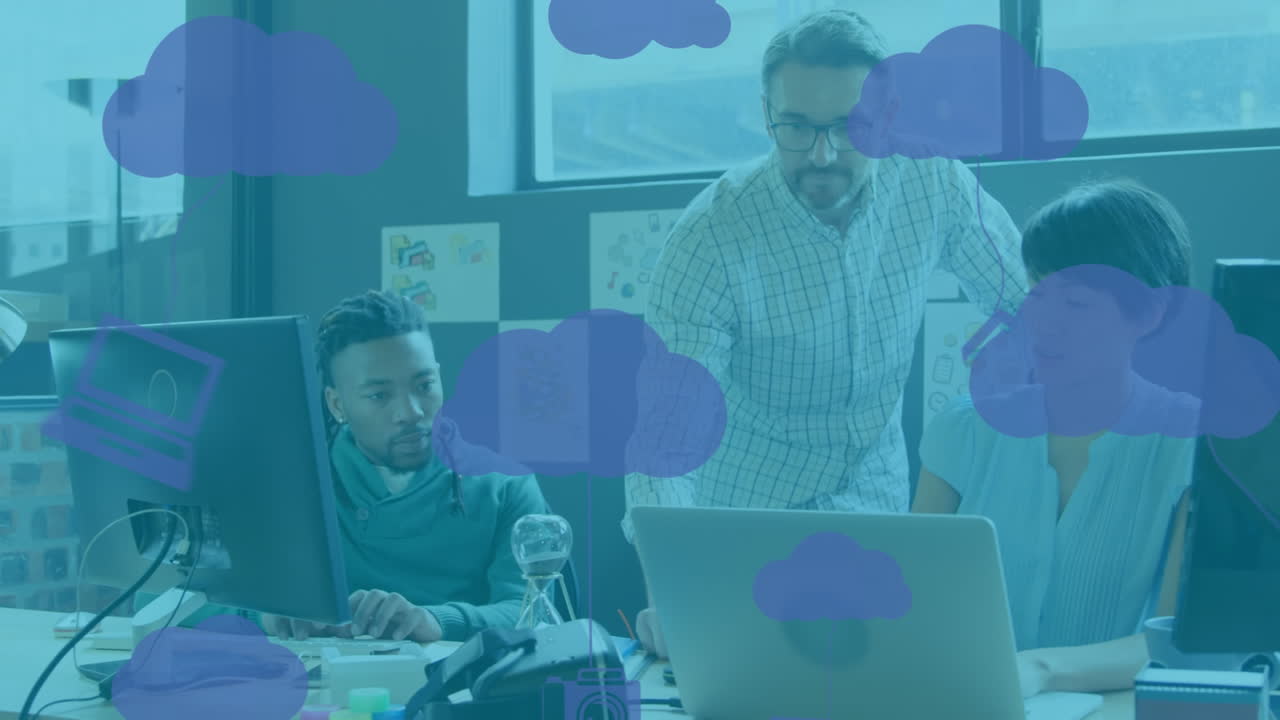 animación de nubes e iconos de computadora moviéndose sobre compañeros de trabajo multirraciales trabajando en computadoras