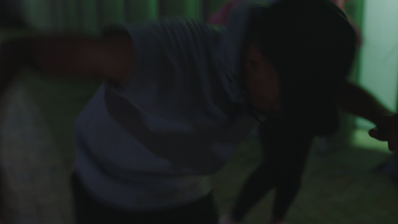 춤추는 사람들 젊은 다민족 거리 댄서 그룹이 현대 프리스타일 댄스 동작을 즐기고 도시 저녁에서 함께 안무 연습을합니다.